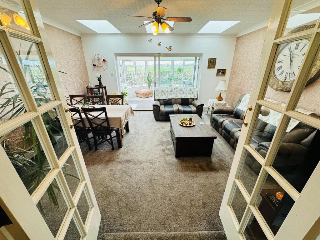 Sitting/dining room