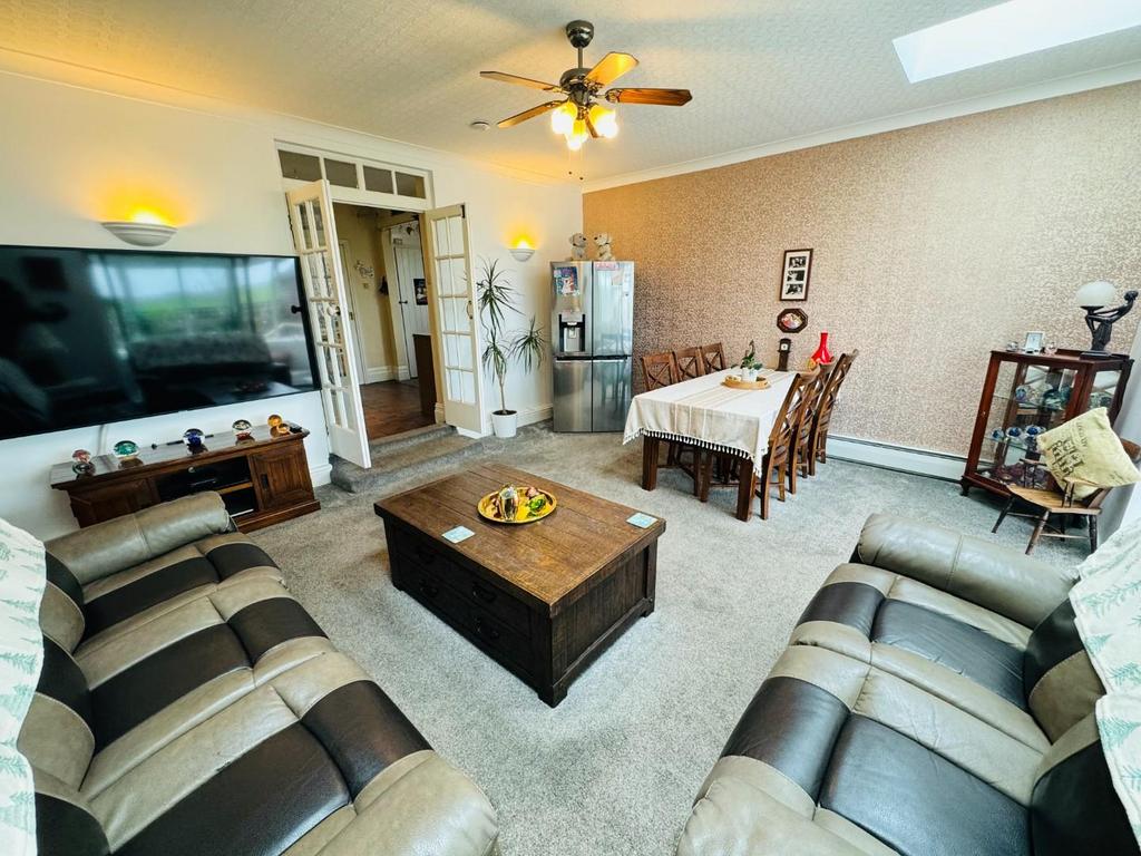 Sitting/dining room