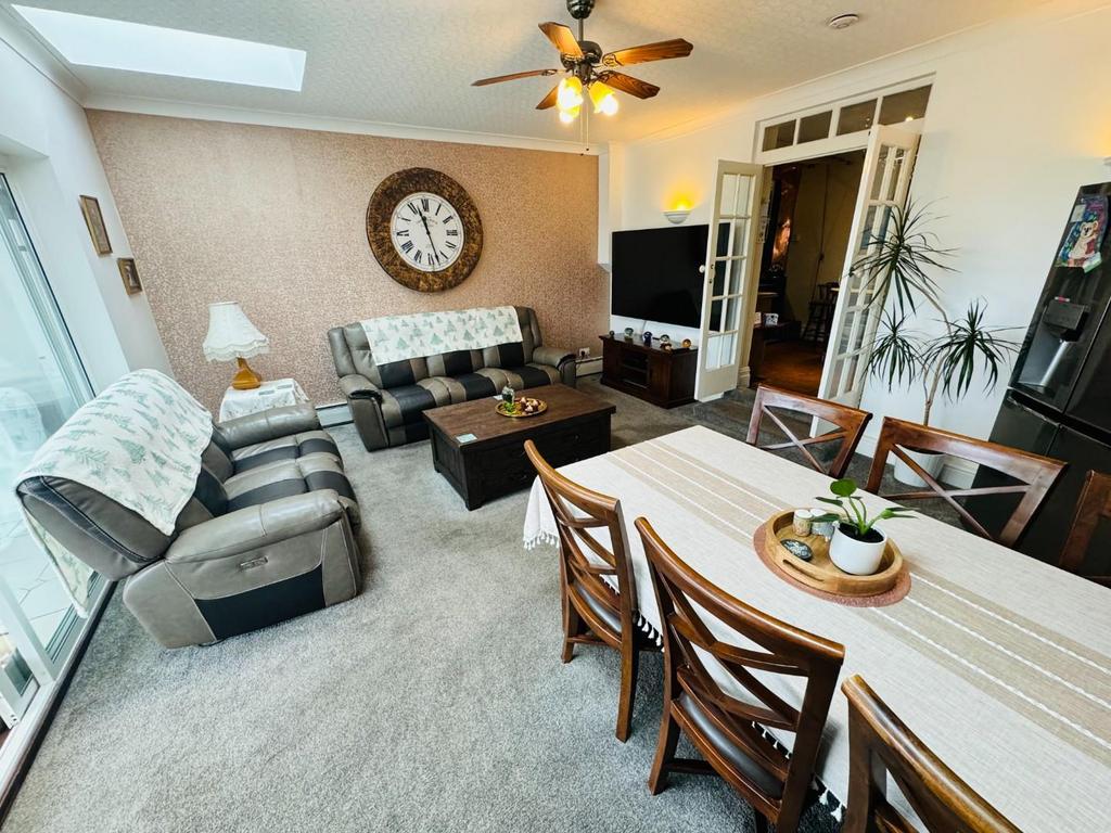 Sitting/dining room