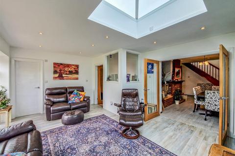 4 bedroom chalet for sale, Harewood Avenue, Rochford SS4
