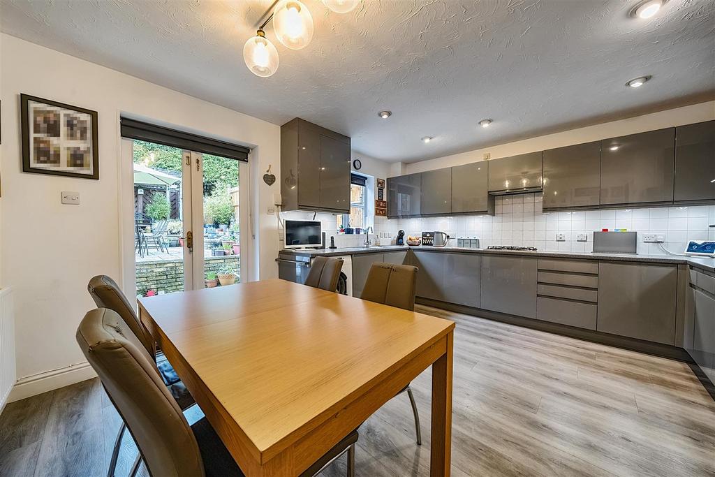 Kitchen/Breakfast Room: