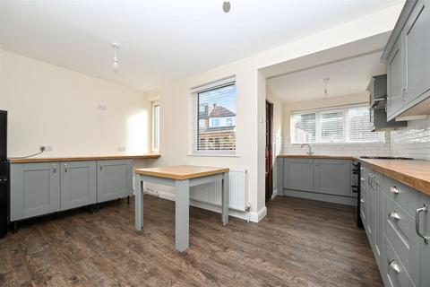 3 bedroom end of terrace house for sale, Restmore Avenue, Guiseley, Leeds