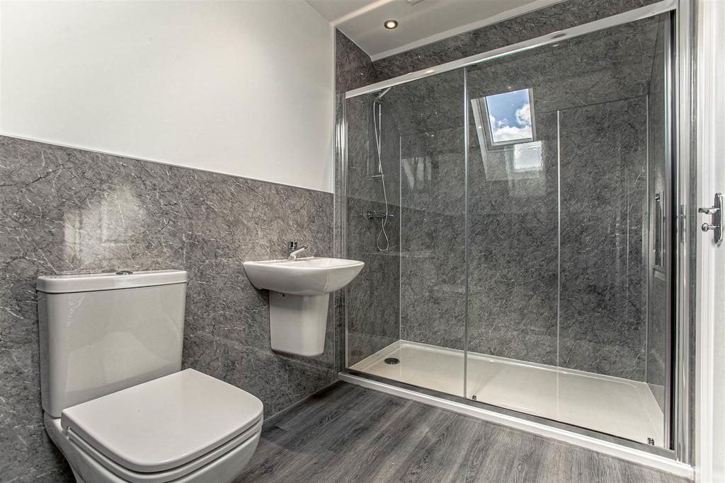 Master ensuite.jpg