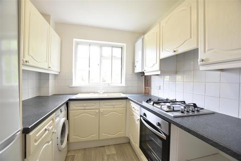 2 bedroom flat to rent, Alexandra Road, Epsom KT17