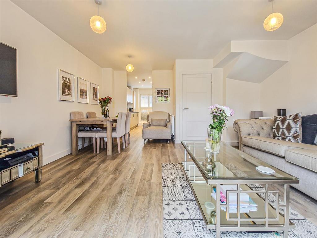 Brookside Crescent, WestcliffonSea SS0 4 bed terraced house for sale