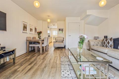 11 Brookside Crescent, Westcliff-on-sea, SS0 0EL