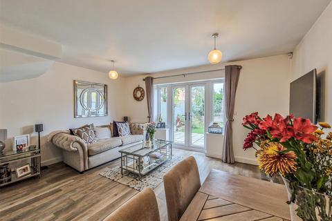 11 Brookside Crescent, Westcliff-on-sea, SS0 0EL