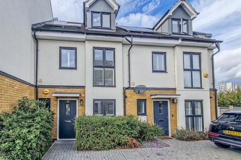 11 Brookside Crescent, Westcliff-on-sea, SS0 0EL