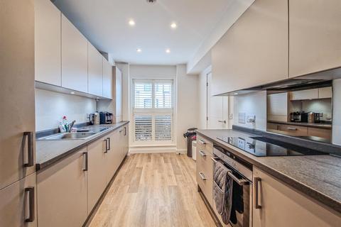 11 Brookside Crescent, Westcliff-on-sea, SS0 0EL