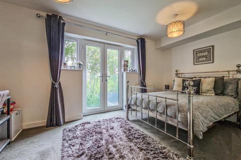 11 Brookside Crescent, Westcliff-on-sea, SS0 0EL