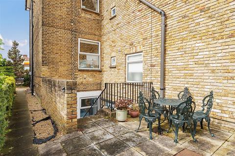 2 bedroom apartment for sale, Portsmouth Road, Thames Ditton