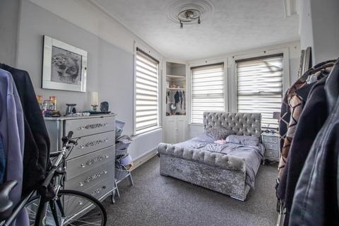 2 bedroom flat for sale, Carisbrooke Road, Westcliff-on-Sea SS0