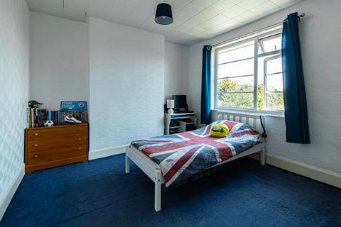 8 Chase Gardens, Westcliff-on-sea, SS0 0RS