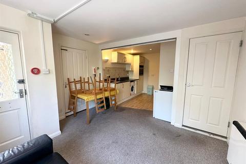 3 bedroom house to rent, Wilson Place, Cave Street