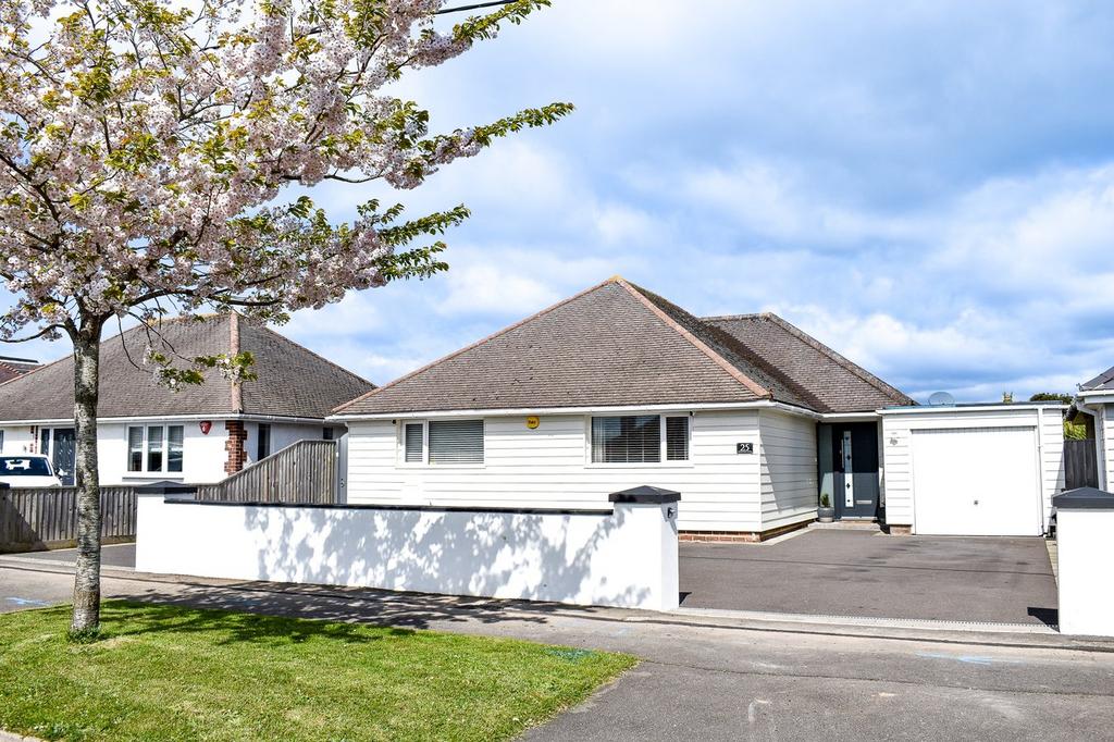Heathwood Avenue, Barton on Sea, New Milton, BH25 3 bed bungalow for