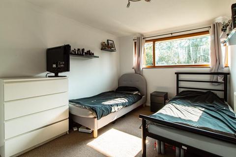 401 Arterial Road, Leigh-on-sea, SS9 4DZ