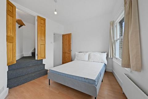 2 bedroom end of terrace house to rent, Queenstown Road, London