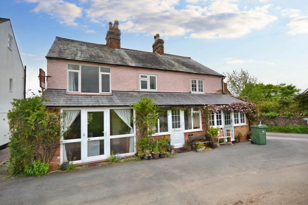 Hayes Bank Road, Malvern, Worcestershire 2 bed semidetached house for