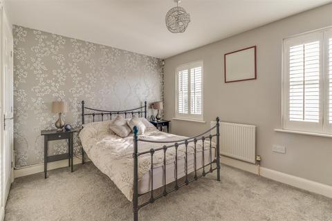 66 Horseshoe Crescent, Shoeburyness, Southend-on-sea, SS3 9WL