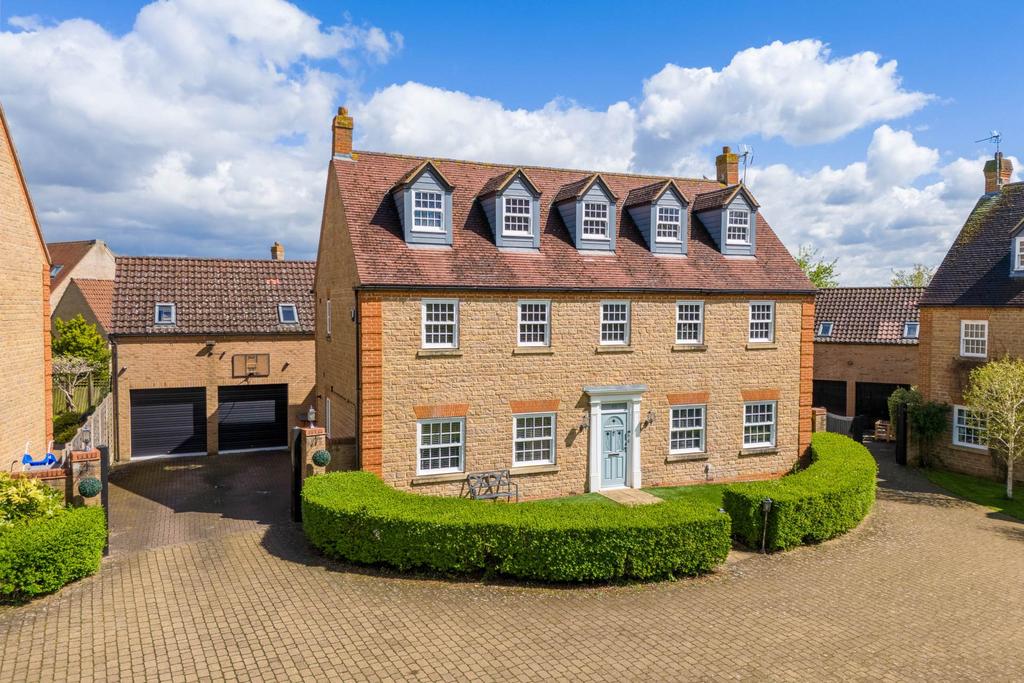 Whittington Chase, Milton Keynes MK4 5 bed detached house for sale £