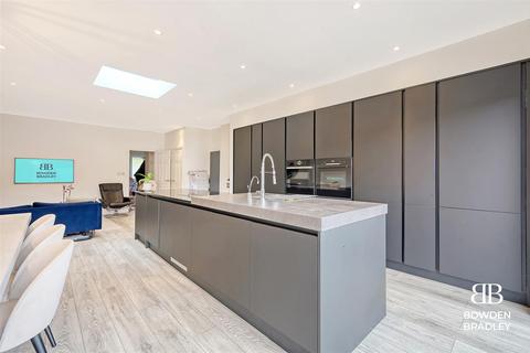 32 Beech Grove, Ilford, IG6 3AR