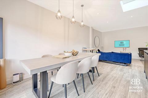 32 Beech Grove, Ilford, IG6 3AR