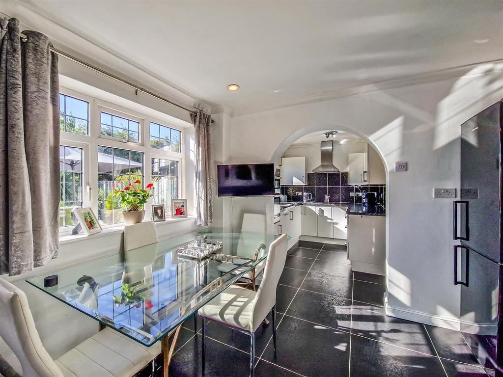 Dining-breakfast into kitchen