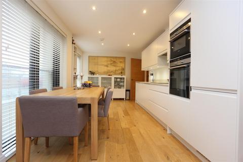 2 bedroom flat to rent, The Upper Drive, Hove