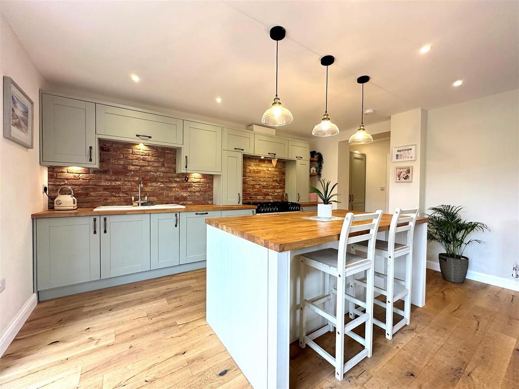 Breakfast bar kitchen.jpg
