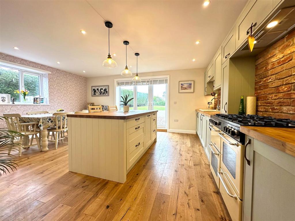 Kitchen diner 2.jpg