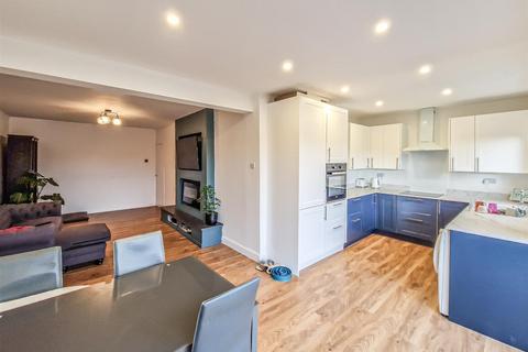 19 Alan Grove, Leigh-on-sea, SS9 5RU