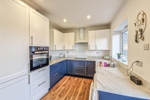 19 Alan Grove, Leigh-on-sea, SS9 5RU
