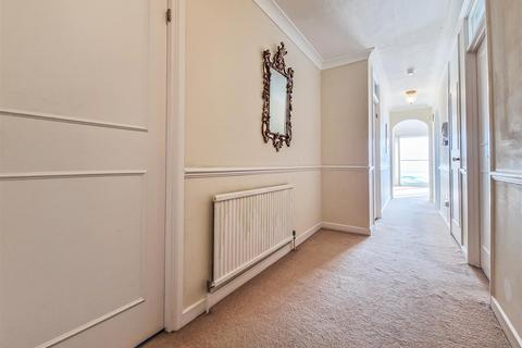 2 bedroom flat for sale, Manor Road, Westcliff-on-Sea SS0