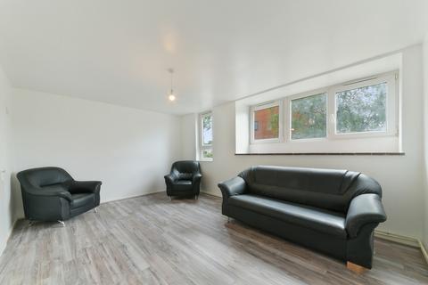 3 bedroom flat to rent, Badric Court, SW11