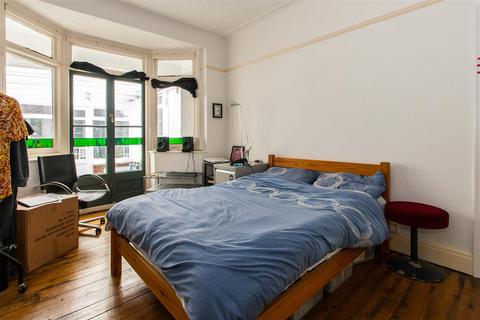 64 Bournemouth Park Road, Southend-on-sea, SS2 5LP