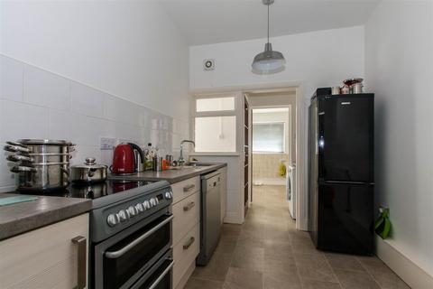 64 Bournemouth Park Road, Southend-on-sea, SS2 5LP