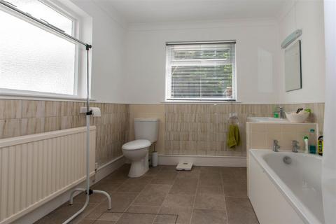 64 Bournemouth Park Road, Southend-on-sea, SS2 5LP