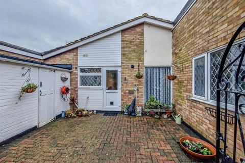 3 bedroom terraced bungalow for sale, Whitehouse Meadows, Leigh-on-Sea SS9