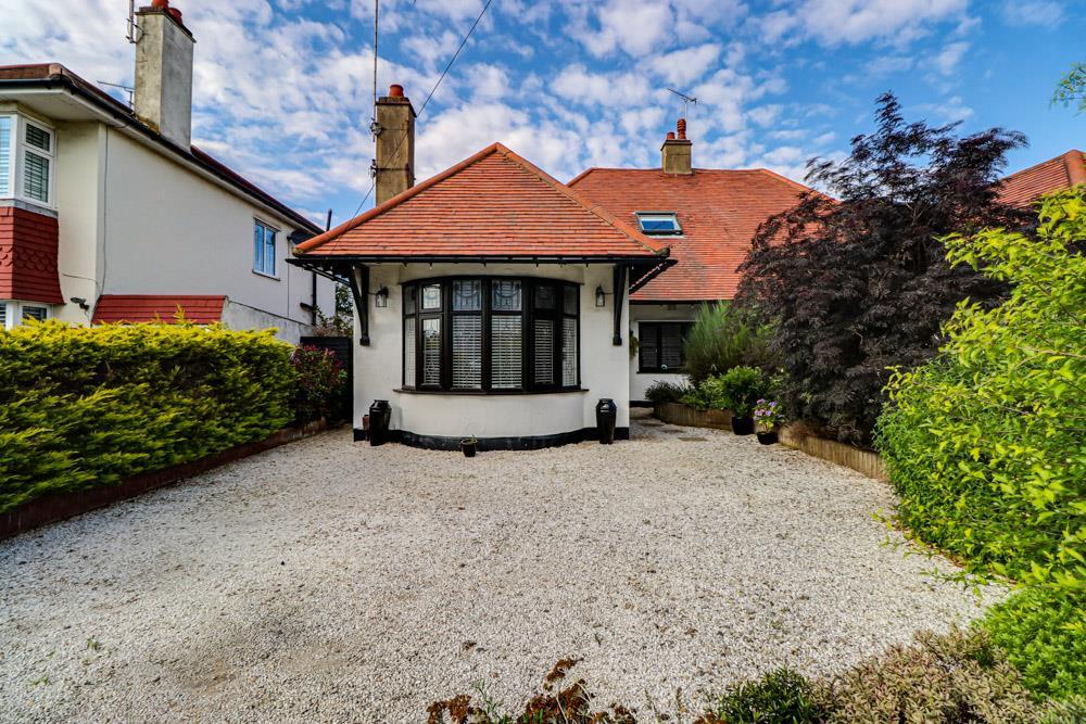 Midhurst Avenue, WestcliffonSea SS0 3 bed semidetached house for