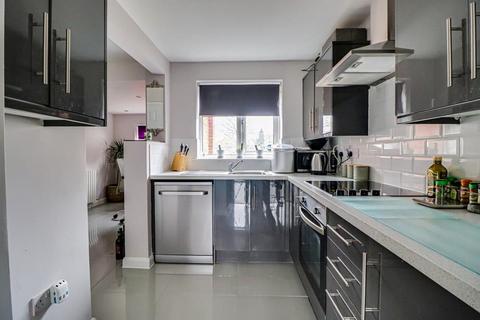 28b Dolphins, Westcliff-on-sea, SS0 0LD