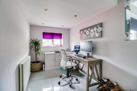 28b Dolphins, Westcliff-on-sea, SS0 0LD