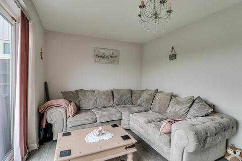 28b Dolphins, Westcliff-on-sea, SS0 0LD