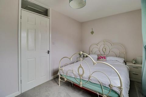 28b Dolphins, Westcliff-on-sea, SS0 0LD