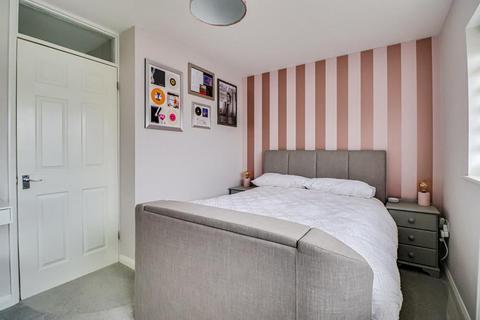 28b Dolphins, Westcliff-on-sea, SS0 0LD