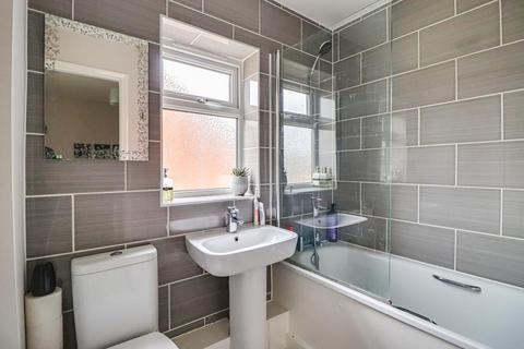 28b Dolphins, Westcliff-on-sea, SS0 0LD