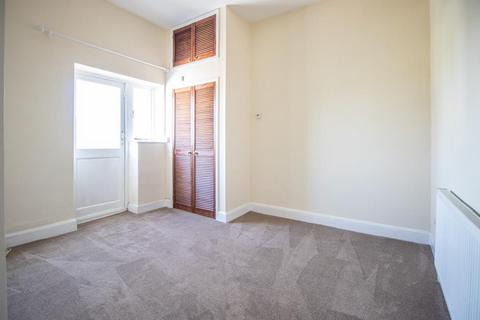 2 bedroom flat for sale, Park Road, Westcliff-on-Sea SS0