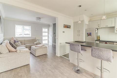 11 Adams Glade, Rochford, SS4 3LA