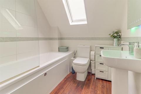 11 Adams Glade, Rochford, SS4 3LA