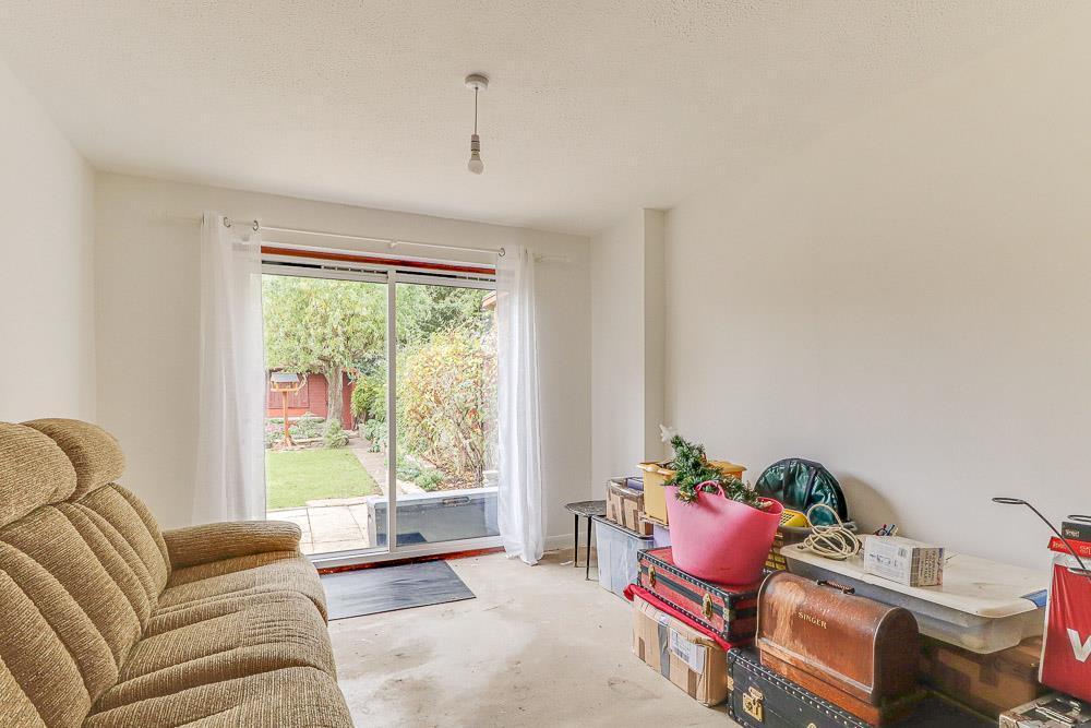Stornoway Road, SouthendonSea SS2 2 bed terraced house for sale £