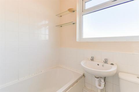 Flat 3, Lakenham House Manners Way, Southend-on-sea, SS2 6RF